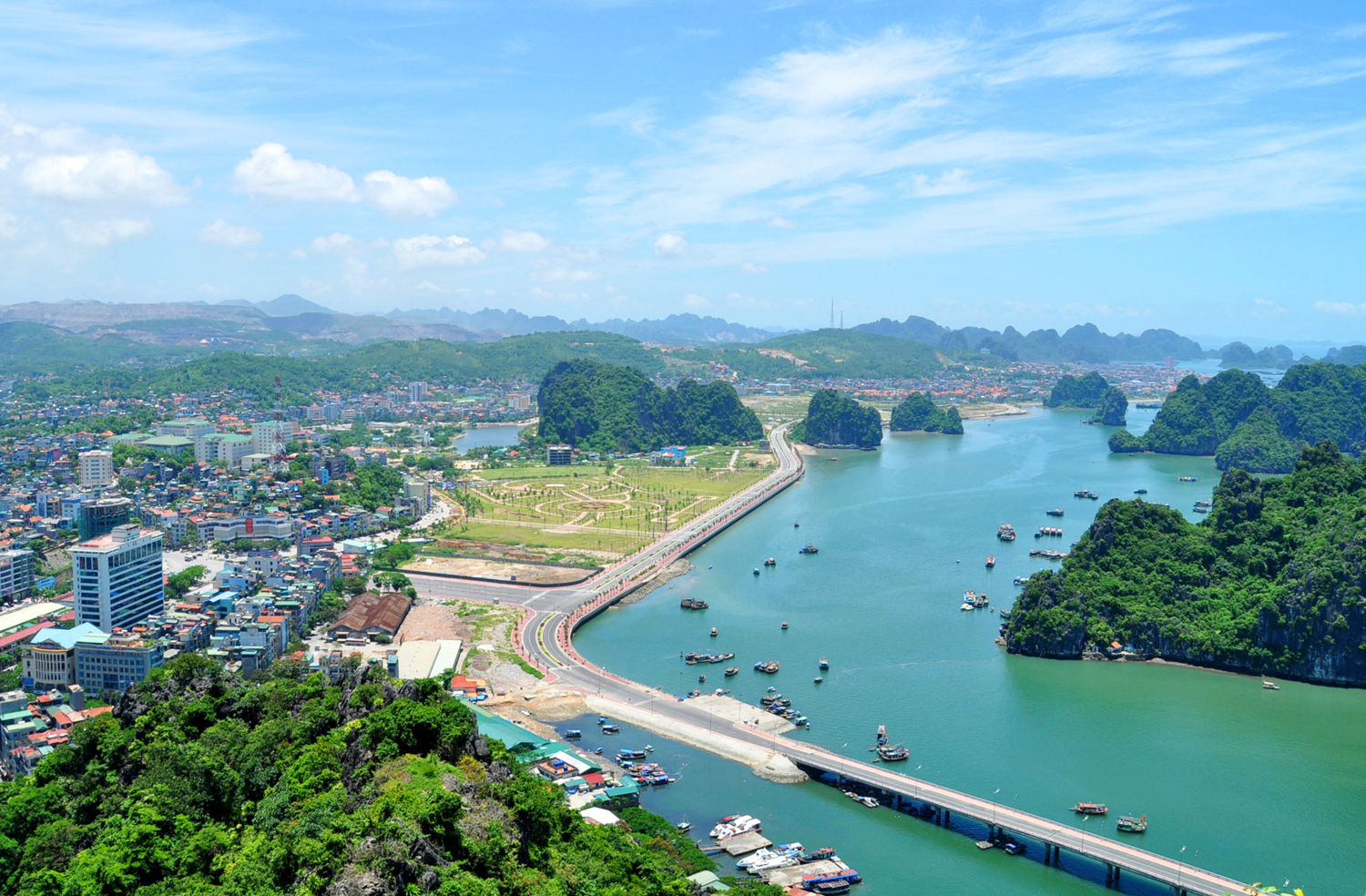 Những con đường tạo nên sự khác biệt của thành phố bên di sản Vịnh Hạ Long