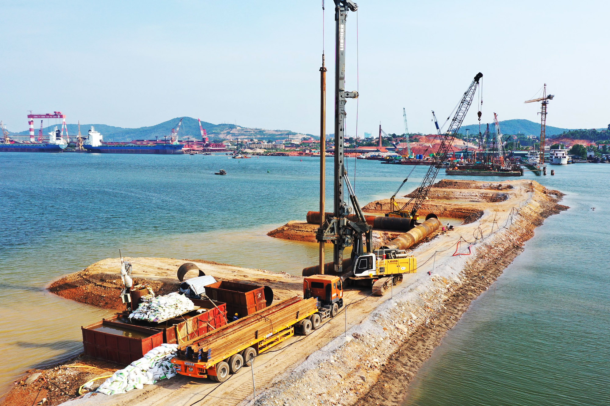 Trên công trường thi công cầu Cửa Lục 1
